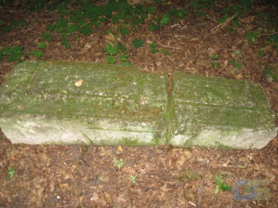 Оставшиеся надгоробные камни на кладбище при церкви